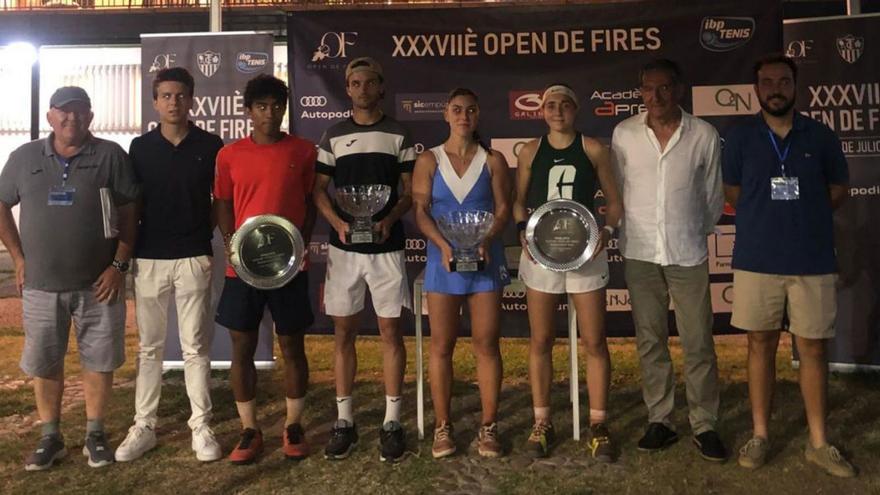 Els guanyadors i les autoritats del 37è Open de Fires, al Club Tennis Figueres. | EMPORDÀ