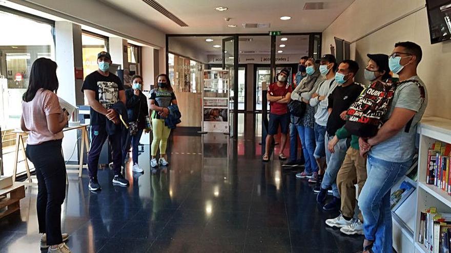 L’alumnat del curs Bàsic 1 del CFA Jacint Carrió de Manresa visiten la biblioteca Ateneu Les Bases | ARXIU PARTICULAR