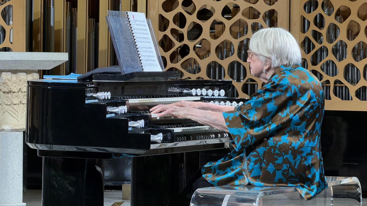 L'organista Montserrat Torrent interpreta una peça de Bernat Vivancos a l'església del Carme de Peralada en un concert en homenatge al centenari de l'artista