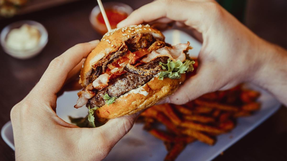 Las hamburguesas poco hechas pueden representar un riesgo para la salud.