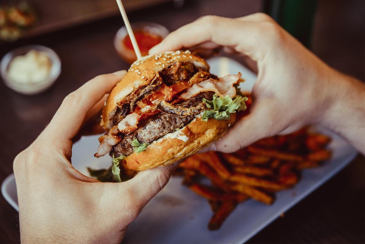 Las hamburguesas poco hechas pueden representar un riesgo para la salud.