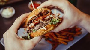 Las hamburguesas poco hechas pueden representar un riesgo para la salud.