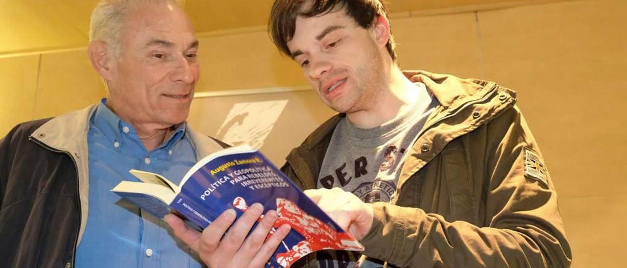 Augusto Zamora, con Juan Ponte, en la presentación de su libro.