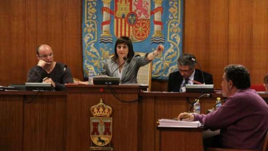 La alcaldesa de Ibi, Mayte Parra, durante una de las sesiones plenarias municipales.