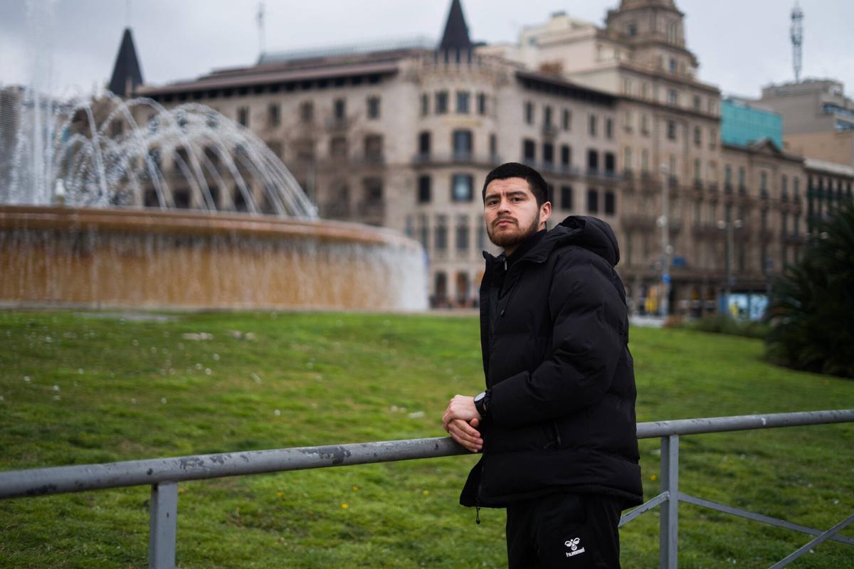 Barcelona. 28/02/2025. Barcelona. Marcelo López, Fabián Macías y Bagu, jóvenes nacidos en el estranjero, fotografiados en Barcelona. AUTOR: Marc Asensio Barcelona, Catalunya, España, jóvenes, estranjero, testimonios, Marcelo López, Bagu, Fabián Macías, residentes, pasaporte, permiso de residencia, juventud, diversidad