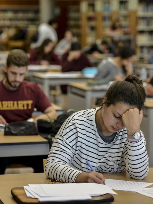 LAS PALMAS DE GRAN CANARIA A 06/06/2017. Alumnos preparándose para la prueba EBAU en la Biblioteca Pública. FOTO: J.PÉREZ CURBELO