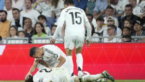 Lucas Vázquez asiste a Dani Carvajal en la lesión que sufrió en el Real Madrid - Villarreal.