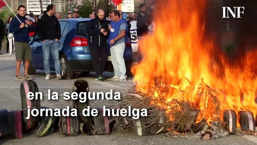 Los funcionarios de prisiones queman neumáticos en la segunda jornada de huelga