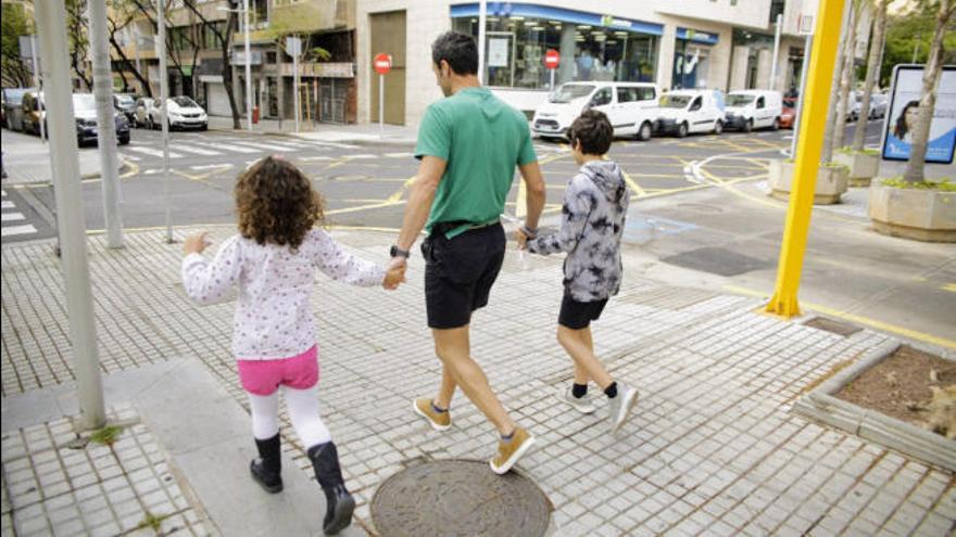 Padre paseando a sus hijos.