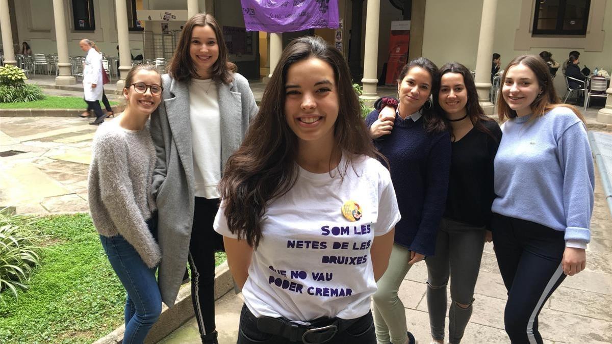 Ingrid, Mar, Apolonia (centro), Maria, Aina y Mariona en el claustro del Hospital Clínic este jueves de huelga feminista.