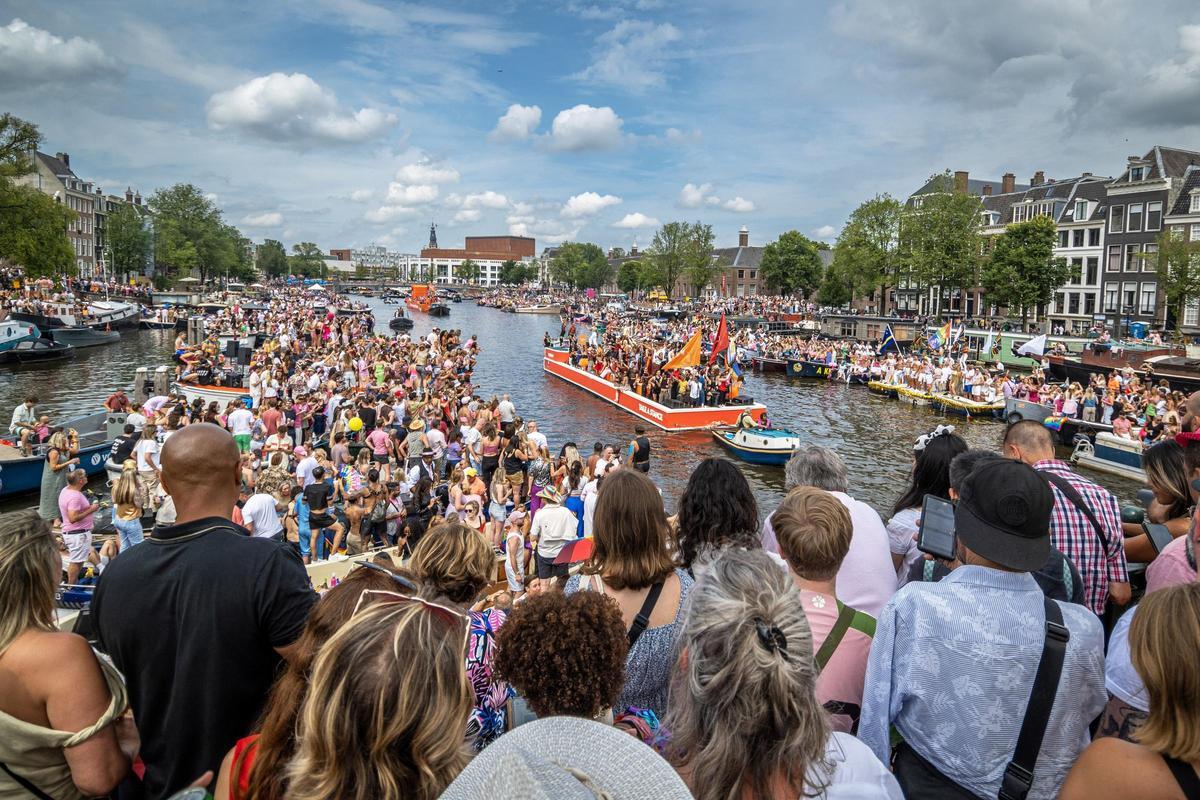 Celebran el desfile anual del orgullo LGTB+ por el Canal en Ámsterdam