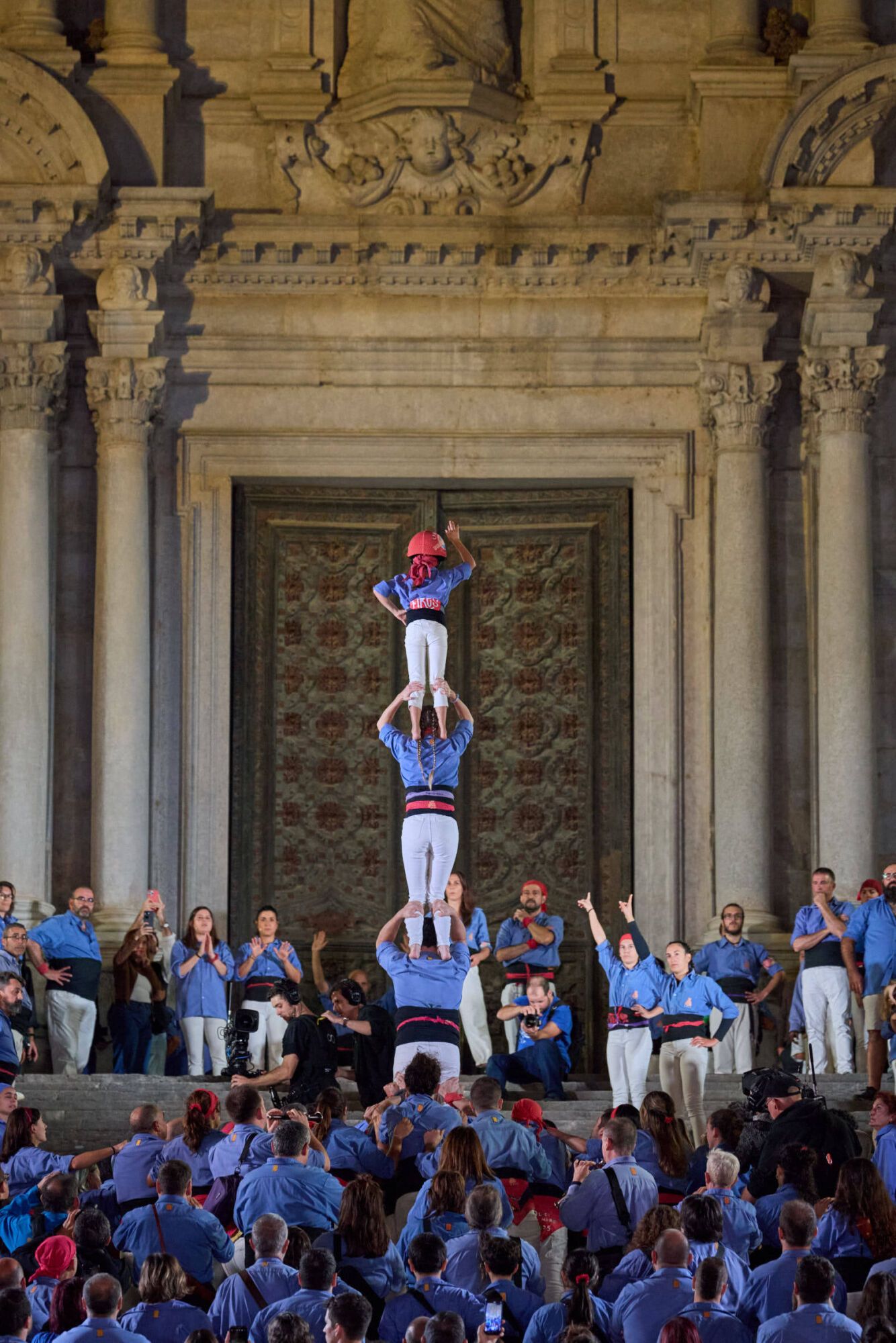 Les imatges de la pujada del pilar de 4 a les escales de la Catedral