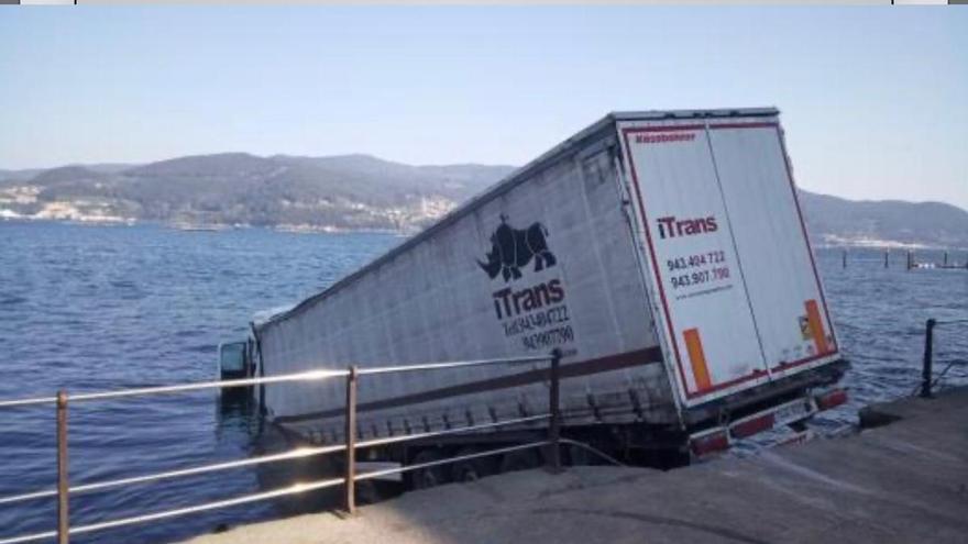 Cae un tráiler al mar en Vigo en la zona de los muelles de Frigalsa, en Teis
