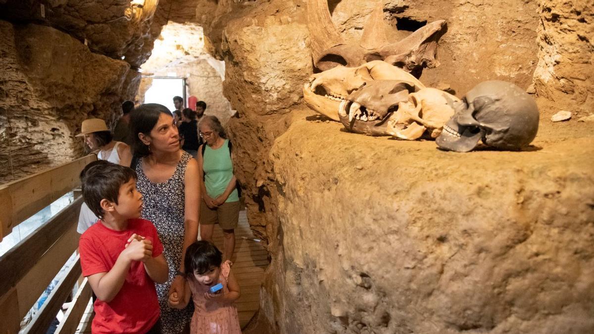 Visitants a l'interior de les Coves del Toll