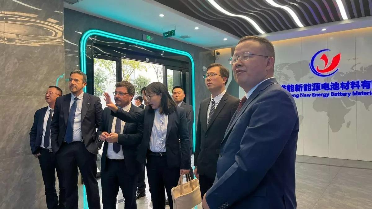 Le delegación extremeña, con los representantes de la compañía china que invertirá en Mérida.