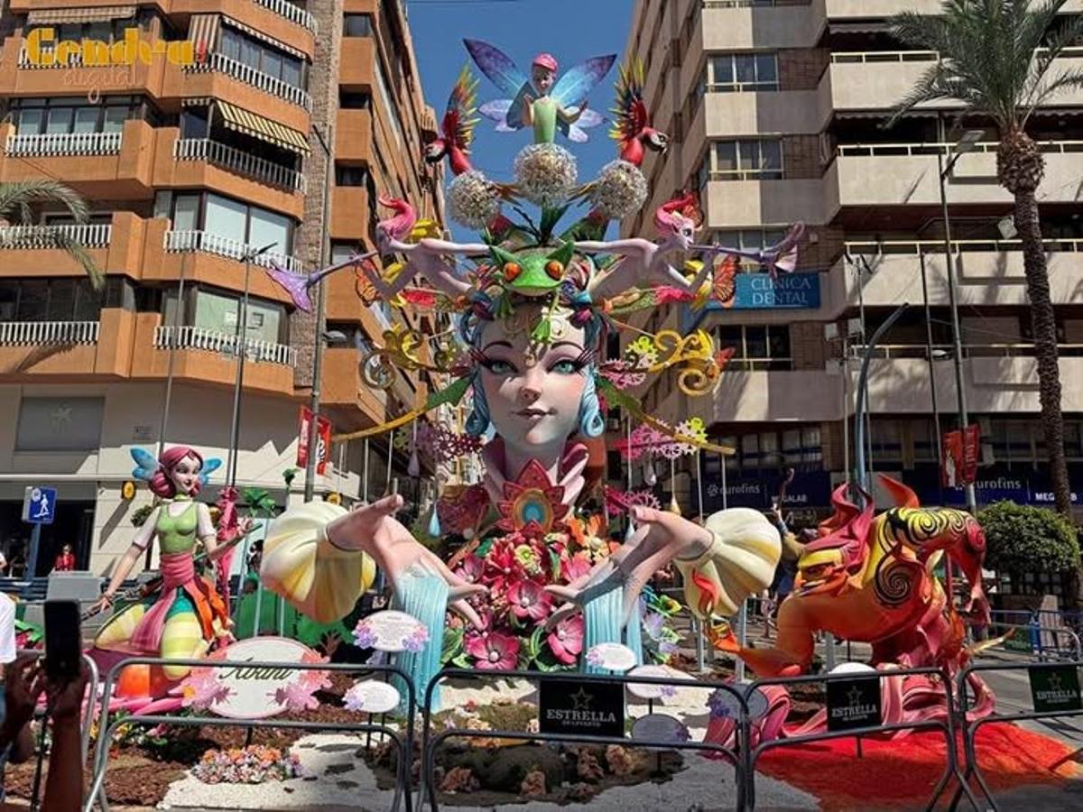 El monumento de la hoguera Alfonso el Sabio durante las Hogueras de 2025