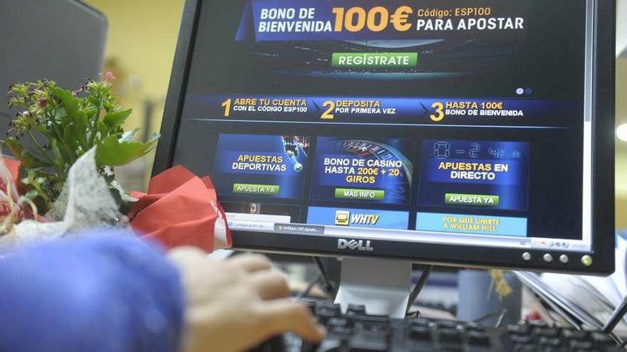 Un usuario consulta una página de apuestas online con un bono de inicio de 100 euros gratis. // V. Echave
