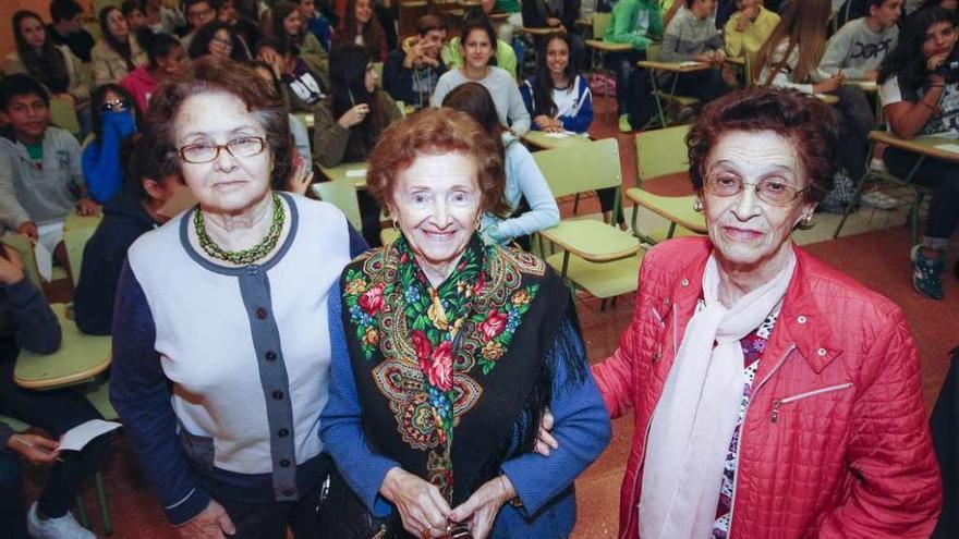 De izquierda a derecha: Alejandra &#039;Sura&#039; Marcova; Araceli Ruiz y Libertad Fernández, ayer con los estudiantes del instituto Neira Vilas de Perillo.