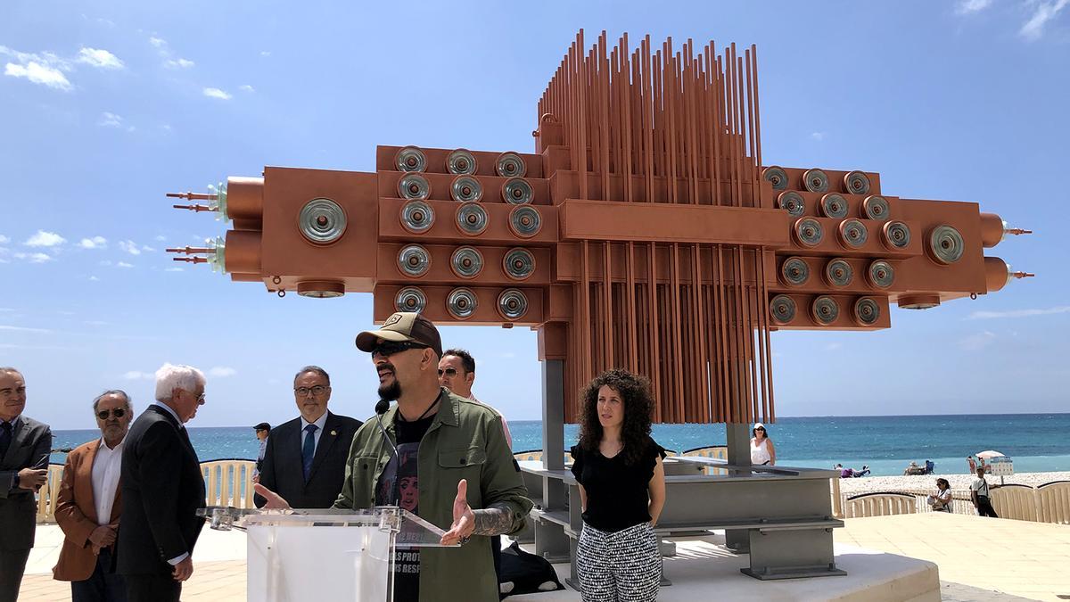 El escultor Viktor Ferrando durante la inauguración de su escultura en Altea.