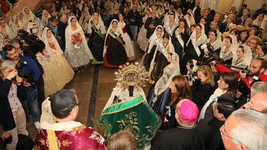 Más de 55.000 flores tejerán la Ofrenda a la Mare de Déu del Lledó