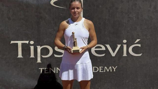 Ariana Geerlings, con su trofeo en Serbia. | RFET