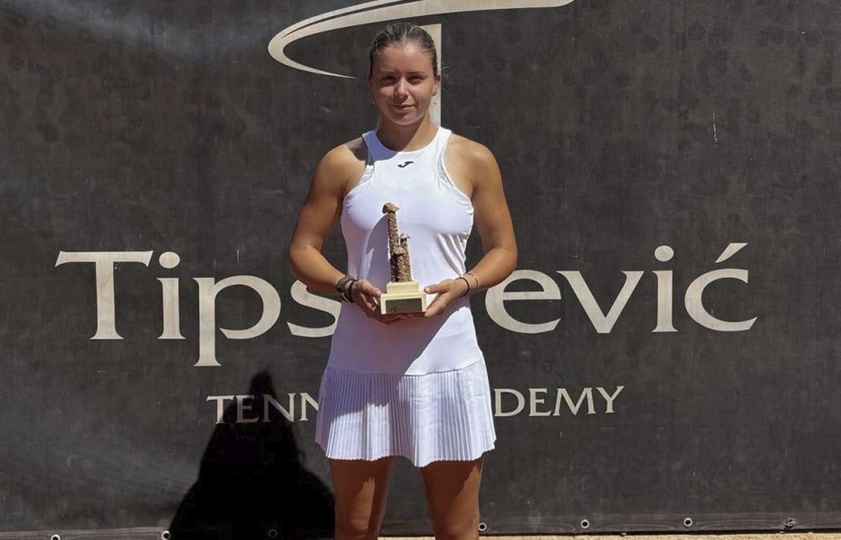 Ariana Geerlings, con su trofeo en Serbia. | RFET