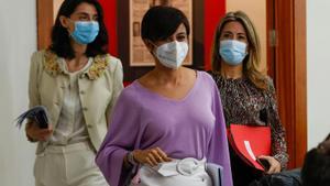 La portavoz del Gobierno, Isabel Rodríguez, junto a la ministra de Transportes, Raquel Sánchez (d), y la titular de Justicia, Pilar Llop, a su llegada a la rueda de prensa posterior a la reunión del Consejo de Ministros, este 19 de octubre de 2021, en la Moncloa.