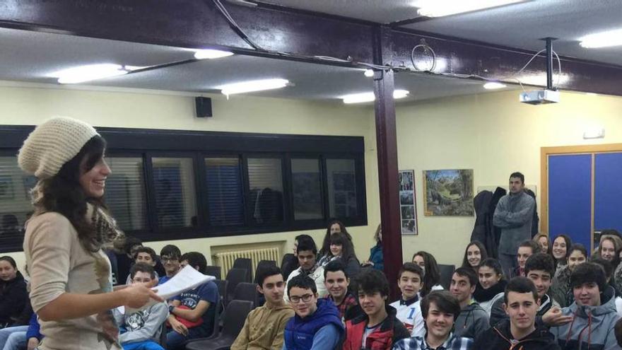 Alba Martínez, ayer, ante los alumnos del instituto de Arriondas.