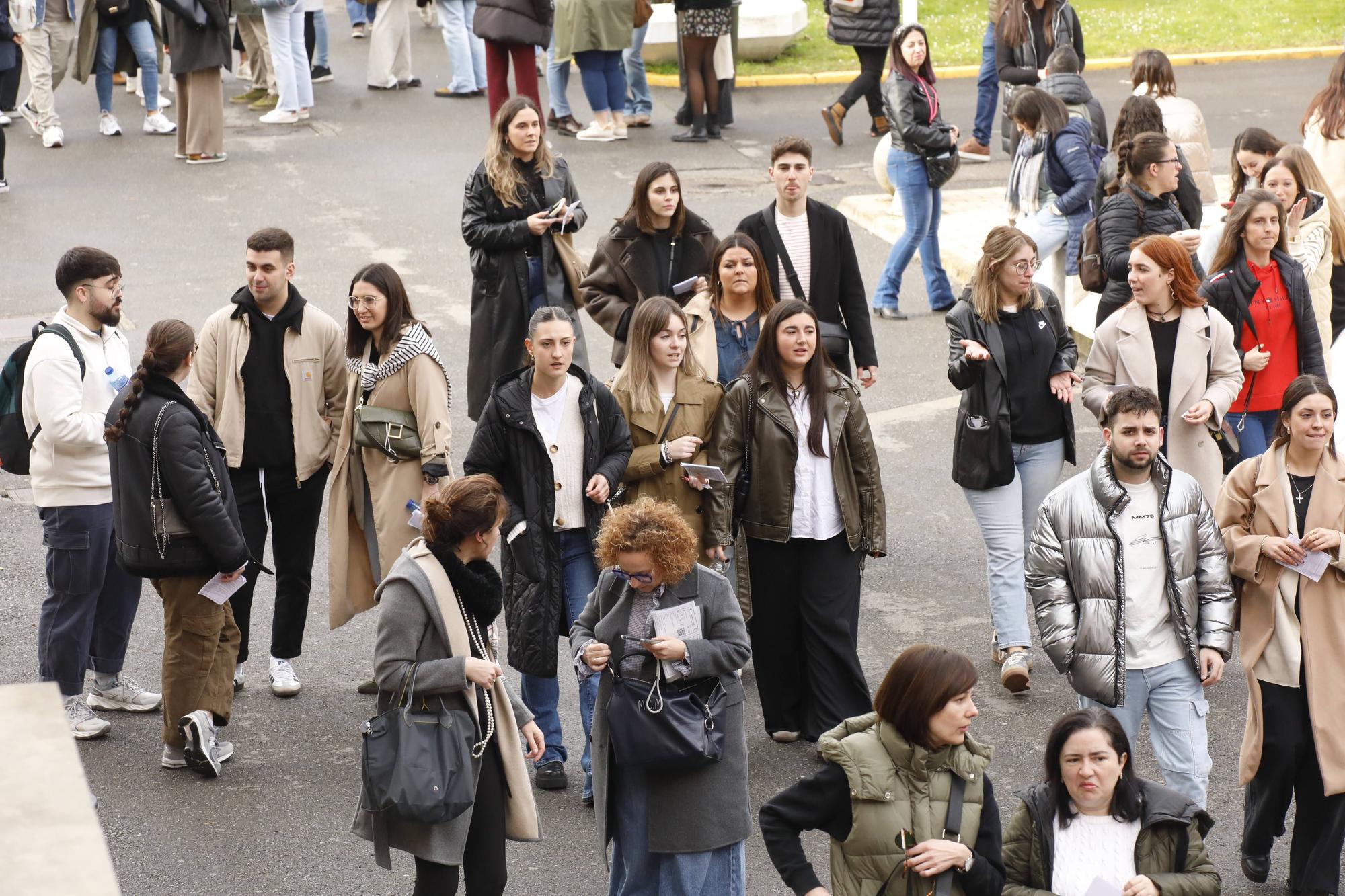 Miles de personas participan en la macrooposición de la sanidad pública asturiana.