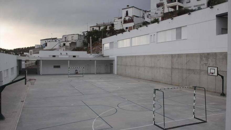 Trasladan el mobiliario al nuevo colegio Virgen del Rosario