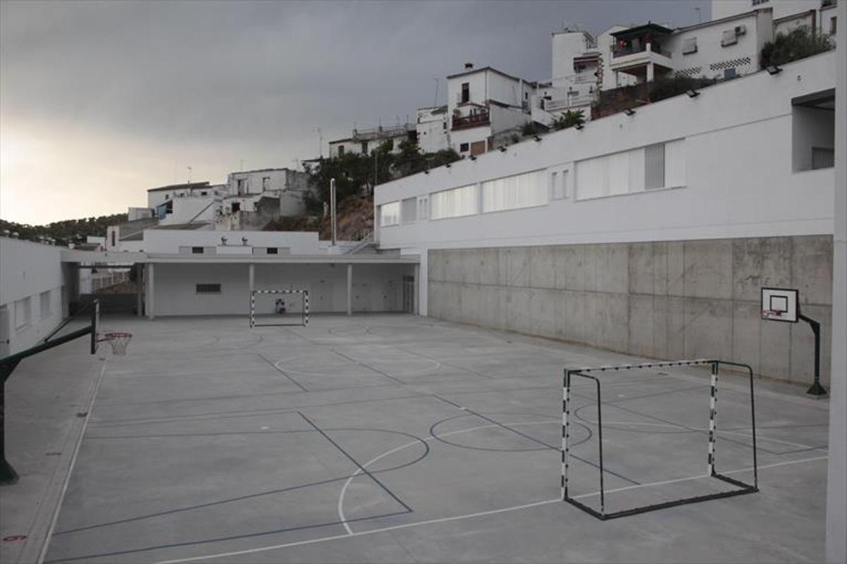 Trasladan el mobiliario al nuevo colegio Virgen del Rosario de Montoro