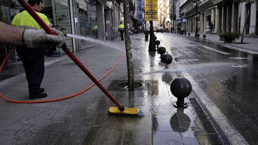 Foto de archivo de trabajos de limpieza en una calle de A Estrada. // Bernabé / Javier Lalín