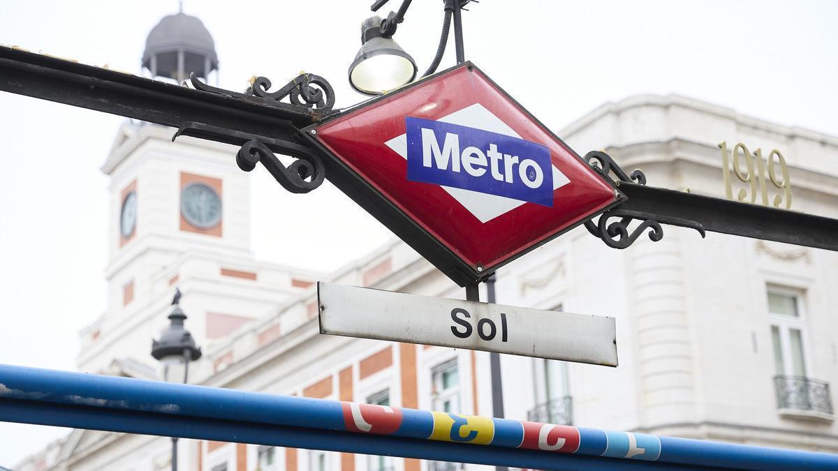 Archivo - Entrada de la estación de Sol de Metro