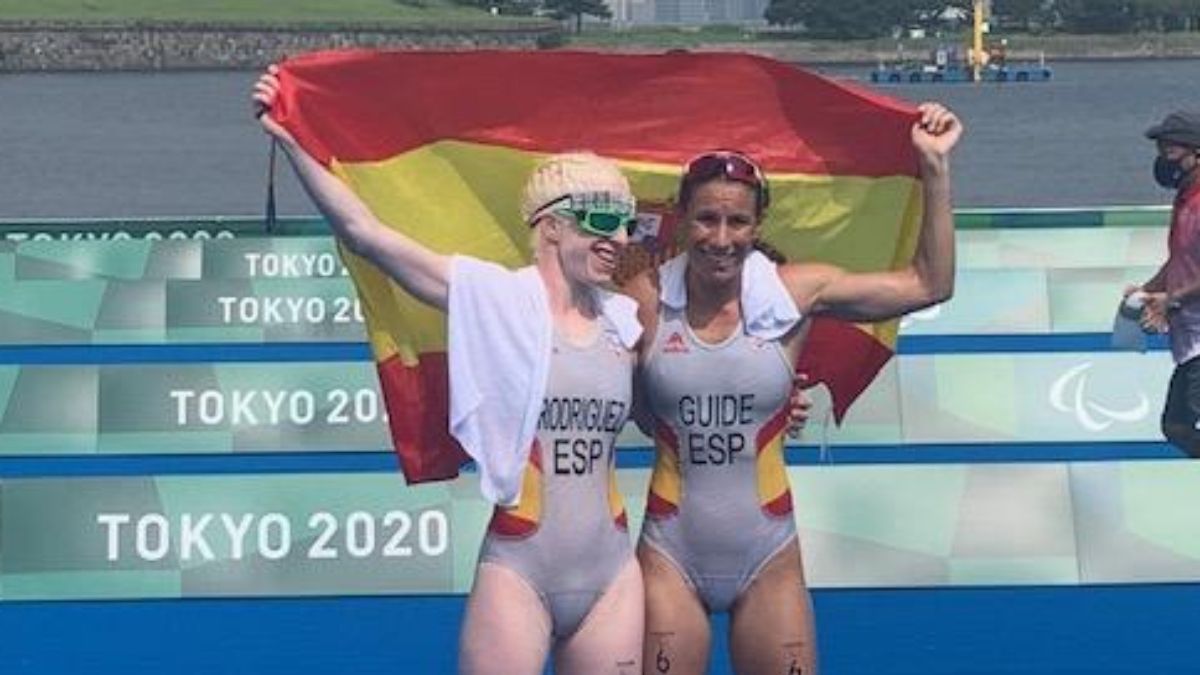 Susana celebra el oro junto a su guía