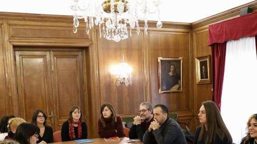 La edil de Juventud, Raquel Ruiz, ayer, con los orientadores.