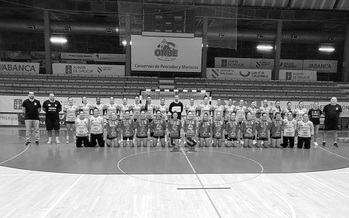 Cuerpo técnico y jugadoras del primer equipo del Porriño y su filial, con Rubén Blanco en el centro.