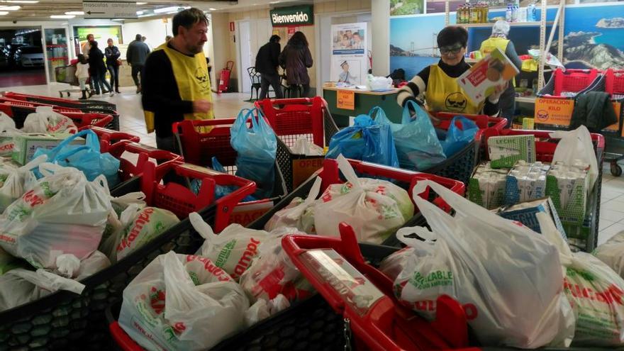 Voluntarios, en el Alcampo, en la primera Operación Kilo de 2018. // FdV