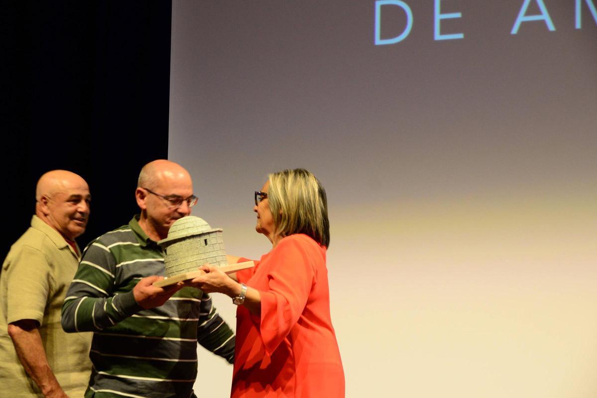 A concelleira Aurora Prieto entrega aos representantes da Asociación Mar da Pedra o Premio Ignacio Cerviño á Recuperación do Patrimonio.