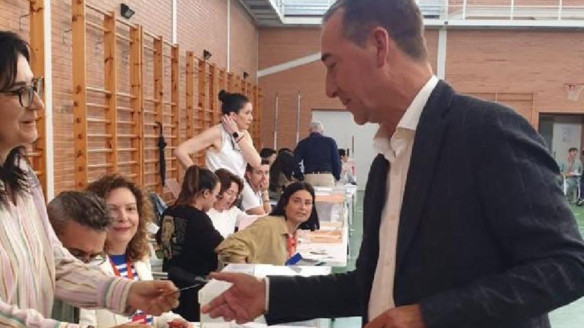 Robert Raga votando el domingo en Riba-roja de Túria.