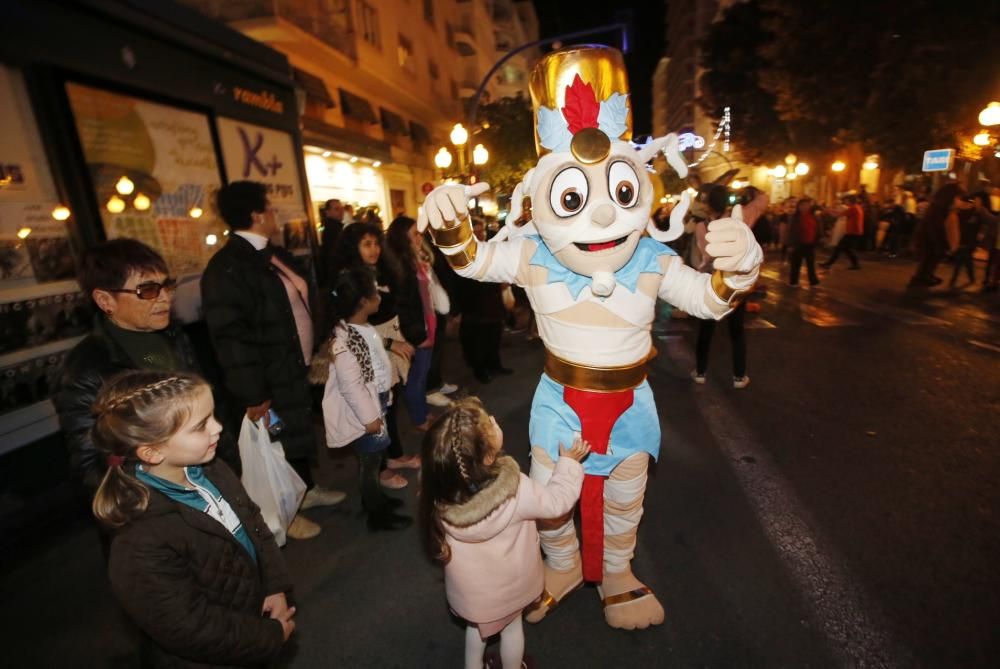 Los carteros reales desfilan por Alicante