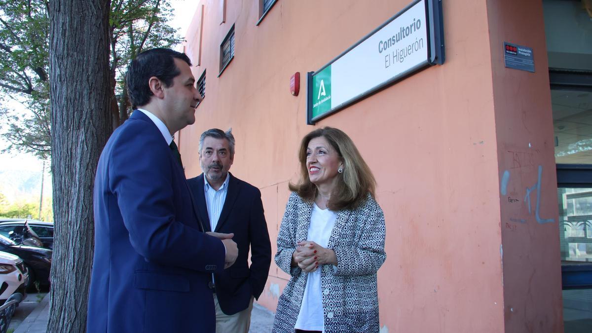El alcalde de la ciudad, José María Bellido, el delegado de Urbanismo, Miguel Ángel Torrico y la delegada territorial de Salud, María Jesús Botella.