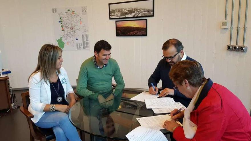 Taboada y Cuiña rubrican el convenio en presencia de Baldonedo y Casares.