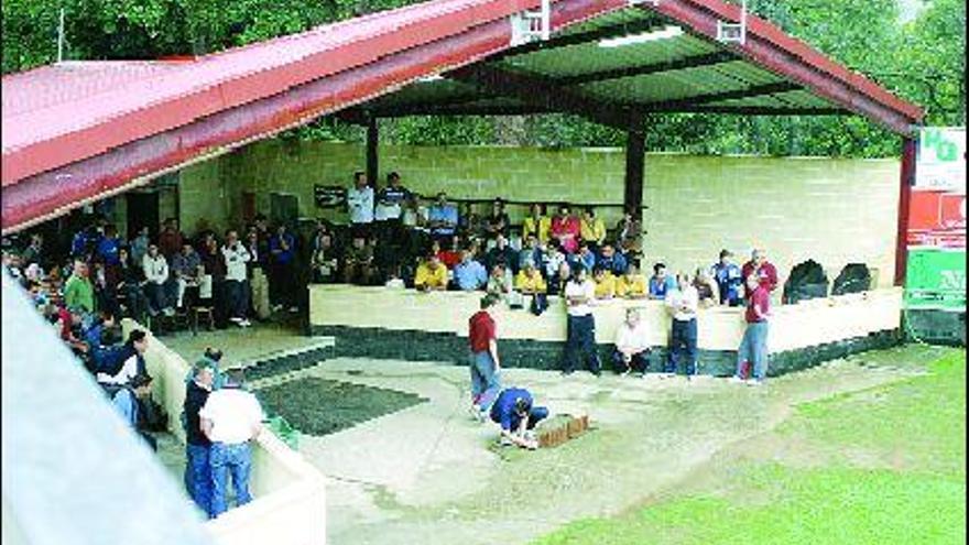 Una partida en la bolera celta El Reguerón, de Cangas del Narcea.