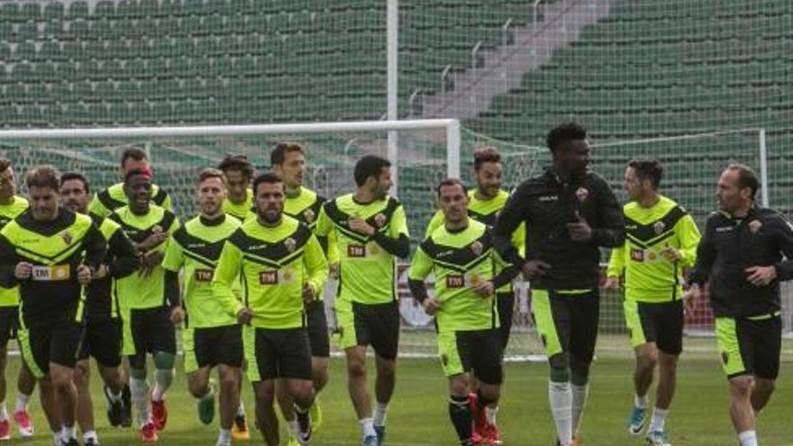 La plantilla del Elche entrenó ayer a puerta cerrada en el Martínez Valero.