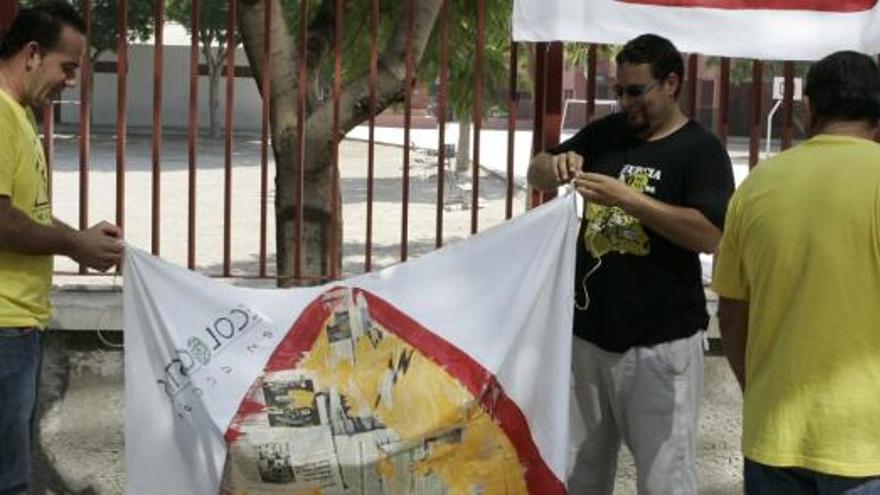 Cerca de un centenar de vecinos de diversas pedanías de Lorca se manifestaron ante la sede de Iberdrola en Murcia