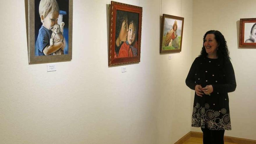 Asun Antiñolo con algunos de sus cuadros en la Casa de Cultura de Ribadesella, ayer.