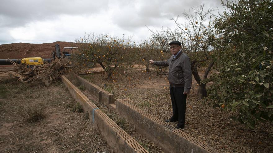 Un centenar de agricultores denuncia el secuestro de sus tierras tras su reserva por Adif en Parc Sagunt