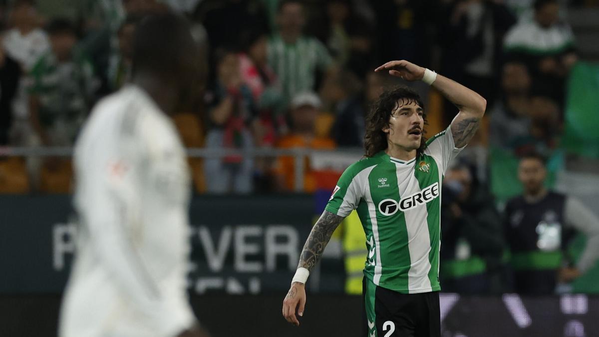 Héctor Bellerín celebra su gol durante el encuentro correspondiente a la jornada 33 de LaLiga que disputan Real Betis y Real Madrid este viernes en el estadio de La Cartuja