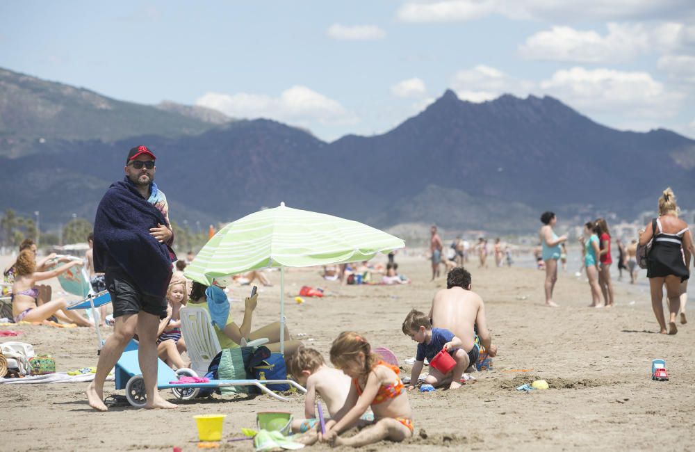 Día de playa con el termómetro cerca de los 30º en Castelló