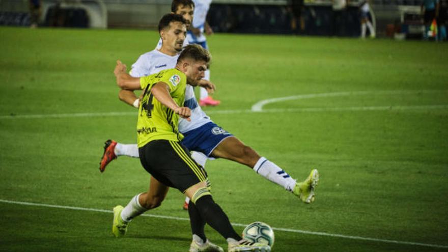 Álex Muñoz intenta tapar el centro de Guti.